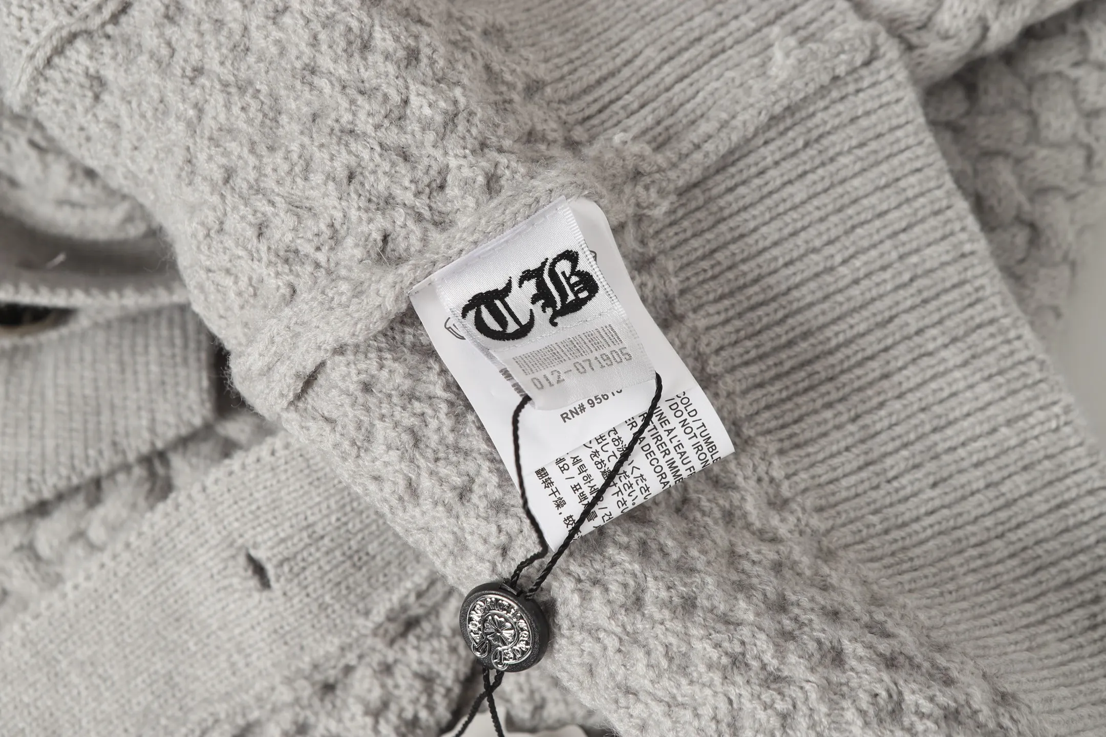 P300 #M904 - Chrome Hearts/Chrome Hearts Heavy Industry Sanskrit appliquéd embroidered cardigan knitted sweater - High weight, high density and high quality. The wool is soft, delicate and skin-friendly. It feels soft and silky. It has excellent warmth and skin-friendly properties. - Customized weaving and dyeing, no color difference. No matter the fabric or workmanship details, it is the ordinary version on the market. - Hardware zipper accessories are all customized, full of details -Colour: light gray black -Size: S M L XL